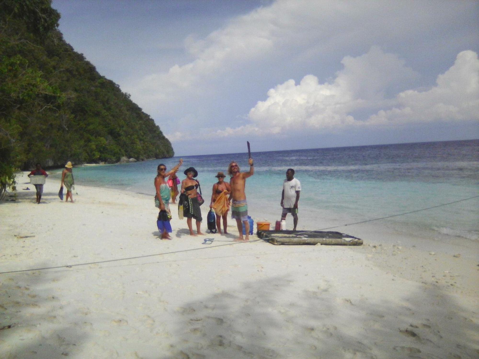 הוילה Besir Raja Ampat Blue Sea מראה חיצוני תמונה